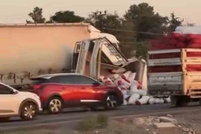 Şanlıurfa’da tır ile biber yüklü kamyonet çarpıştı: 3 yaralı