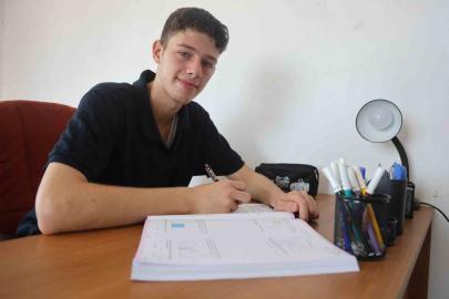 Savaşın ve depremin pes ettiremediği Suriyeli Münir, 3 kardeşiyle paylaştığı odada günde 6 saat ders çalışarak tıp fakültesini kazandı