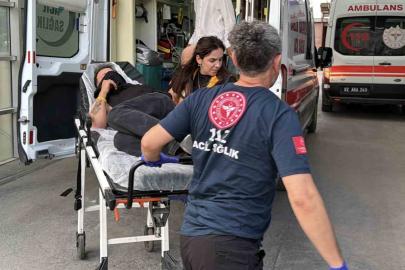 Şiddete maruz kalan kadını kurtarmak isterken bıçaklandı