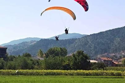 Simav’da Havacılık Festivali gökyüzünü renklendirdi