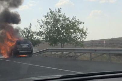 Siverek’te seyir halindeki otomobil alev alev yandı