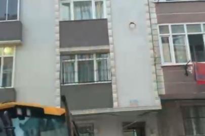Sultangazi’de temel çalışması sırasında yan binanın temelinde kayma oldu