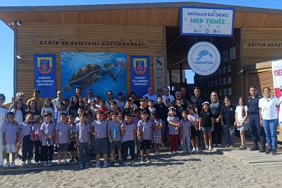 Tedavisi tamamlanan iki yeşil deniz kaplumbağası denize bırakıldı