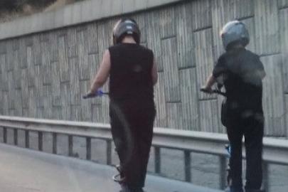 TEM Otoyolu’nda tehlikeli yolculuk: 2 kişi skuterla kilometrelerce ilerledi