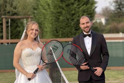 Tenis kortlu köyde gelinlik ve damatlıkla maç yaptılar
