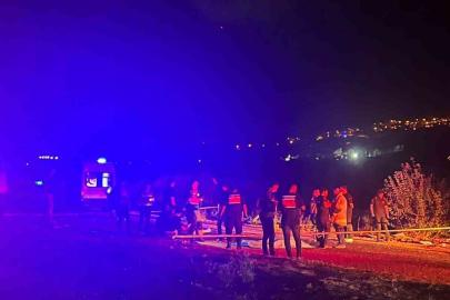 Ters şeride giren alkollü tır sürücüsü motosiklete çarptı: 2 ölü, 1 yaralı