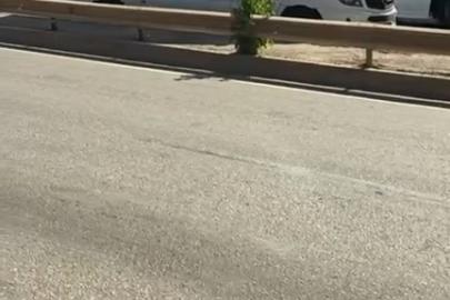 Ters şeride giren servis minibüsü tehlike saçtı