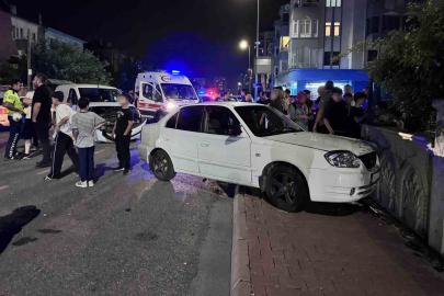 Ticari araçla çarpışan otomobil bina duvarına çarptı