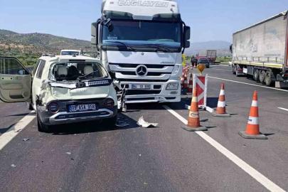 Tır, otomobile arkadan çarptı: 3 yaralı