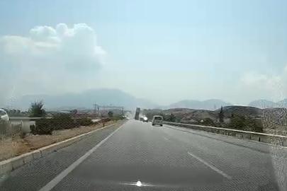 Tırın açık unutulan tırı dorsesi, EDS levhasını yerinden söktü