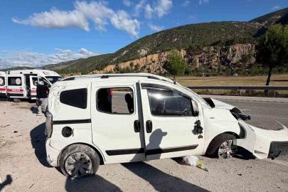 Tokat’ta hafif ticari araç takla attı: 2’si ağır 4 yaralı