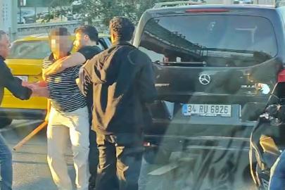 Trafik kazası sonrası çıkan yumruklu ve sopalı kavga kamerada
