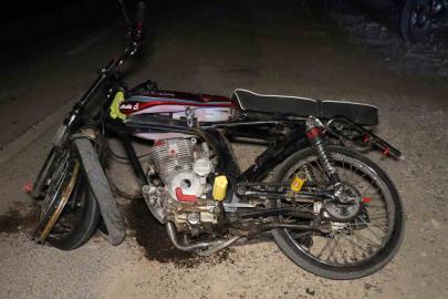 Trafik levhasına çarpan motosiklet hurdaya döndü: 2 yaralı