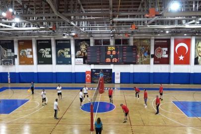 Tunceli’de Ahilik Haftası’nda protokol ve esnaflar voleybol sahasında buluştu