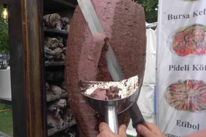 Üç metrelik tabakta Bursa kebabı ikramı