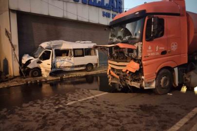 Ümraniye’de servis minibüsü ile İSTAÇ kamyonu çarpıştı: 2 yaralı