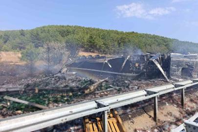 Uşak’ta bariyere çarpan alkol yüklü tır alev aldı