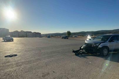 Uşak’ta iki otomobil çarpıştı: 1’i çocuk 3 kişi yaralandı