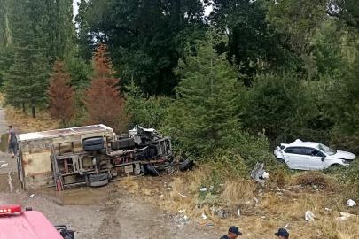 Uşak’ta kamyonet yol kenarından duran otomobile ve dışındaki abi kardeşe çarptı: 3 ağır yaralı