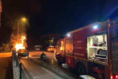 Uşak’ta park halindeki otomobilde çıkan yangın söndürüldü