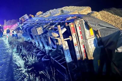 Uşak’ta saman yüklü tır devrildi: 1 ağır yaralı yaralı
