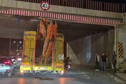 Üst geçide sıkışan tır trafiği aksattı