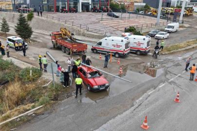 Üzerine aydınlatma direği düşen Tofaş otomobil hurdaya döndü
