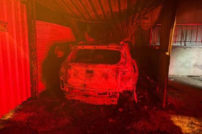 Üzerine geçirdiği çöp poşetiyle gelip otomobili kundakladı: Yangın 3 katlı binaya sıçradı