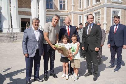 Vali ve milletvekili, çocuklarla ’o piti piti’ oynadı