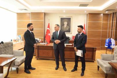 Validen Heimlich manevrasıyla küçük çocuğun hayatını kurtaran polislere başarı belgesi