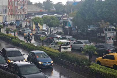 Valilik uyardı, sağanak yağış Zonguldak’ta vatandaşlara zor anlar yaşattı