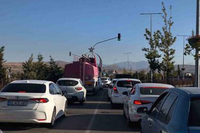 Van Gölü sahil yolunda tehlike büyüyor