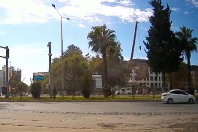 Vinçten düşen beton blok korkuttu