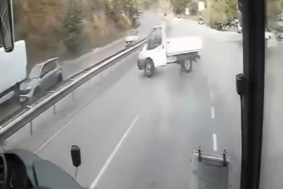 Virajı alamayan kamyonet spin attı: O anlar kamerada