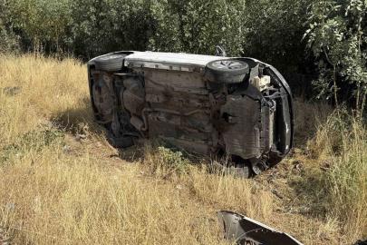 Virajı alamayan sürücünün otomobili devrildi