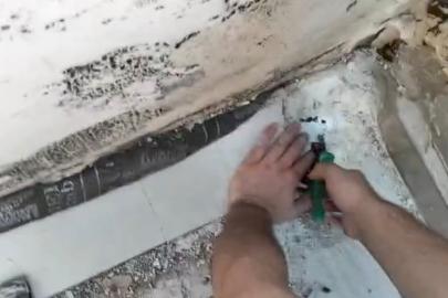 Yağmur suyu giderine sıkışan yavru kediyi itfaiyeciler kurtardı