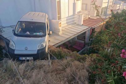 Yazlık evin verandasına otomobil düştü