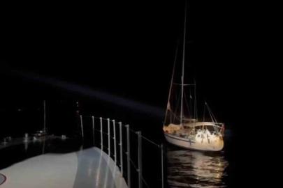 Yelkenli teknede 11 düzensiz göçmen ile 2 göçmen kaçakçısı yakalandı