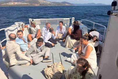 Yelkenli teknede düzensiz göçmenler ve yabancı uyruklu 2 göçmen kaçakçısı yakalandı