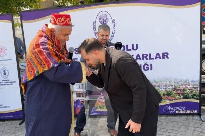 Yılın ahisi seçilen genç, kaftanı el öperek devraldı