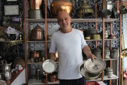 Yılların eskittiği bakırlar 45 yıllık ustanın ellerinde parlıyor