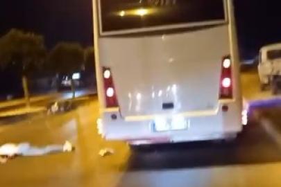 Yol kenarındaki midibüse çarpan motosikletli yaralandı