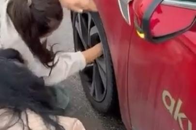 Yola atlayan kedi aracın tekerine sığındı, kurtarma anı kamerada