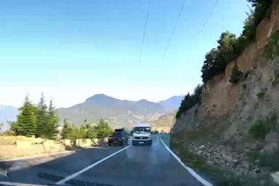 Yolcu minibüsünün hatalı sollaması kamerada