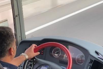 Yolcu otobüsü şoförünün seyir halindeyken müzik keyfi yolcu kamerasında