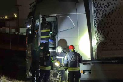 Yoldan çıkan tır bariyerleri aştı, sürücü kayıplara karıştı
