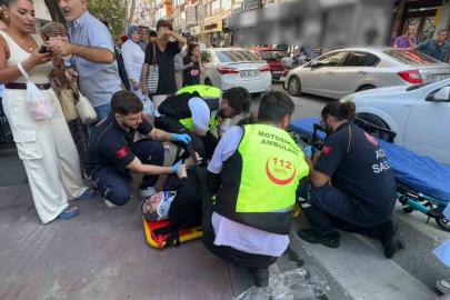 Yolun karşısına geçmeye çalışan yaşlı kadın ve torununa otomobil çarptı, sürücü kaçtı