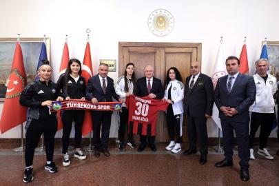 Yüksekova Spor Kadın Futbol Takımı’ndan Bakan Güler’e ziyaret