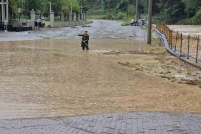 Zonguldak’ta sağanak sonrası dere taştı, sanayi sitesini su bastı