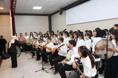 130 öğrenciyle unutulmaz halk müziği konseri
